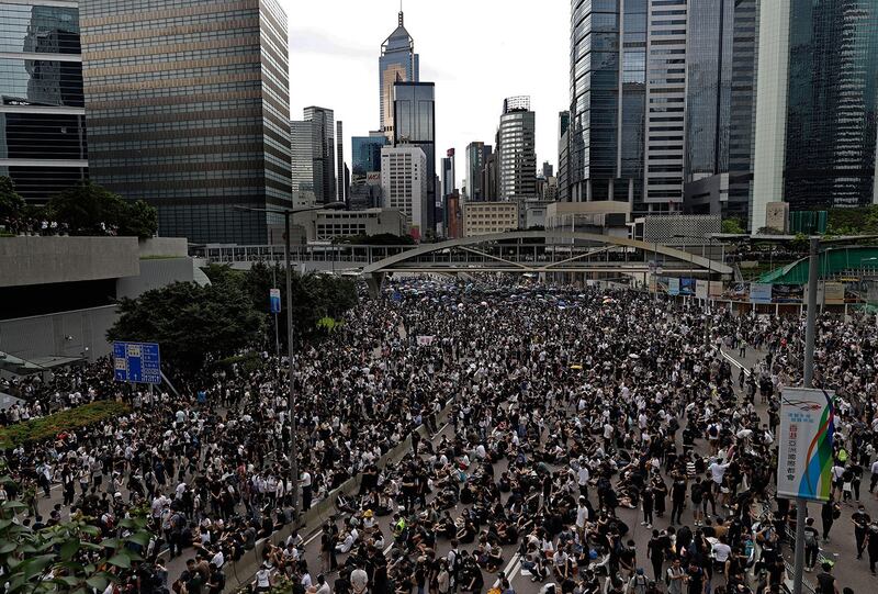 2019年6月12日,大批香港市民在立法会外反《逃犯条例》。(美联社)
